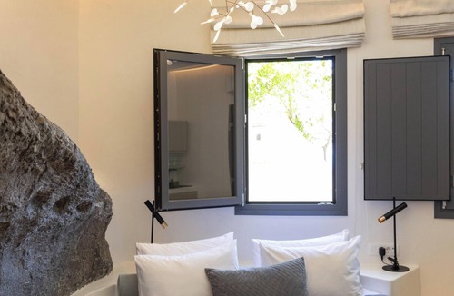 Vothon Hotel | Hotiday Santorini Mesaria