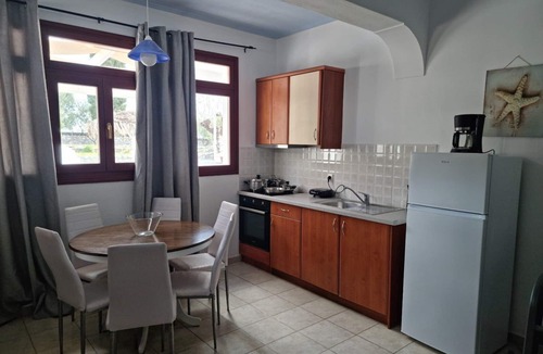 Perissa Apartment | House for 5 included car, breakf (Heated Pool)
