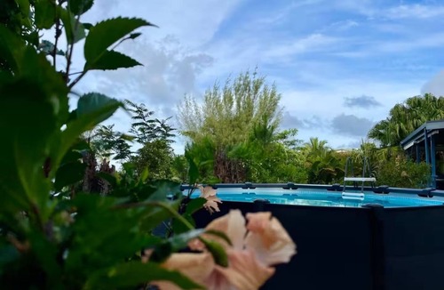 Mahina House | House with swimming pool and large wooded garden in quiet, elevated neighborhood
