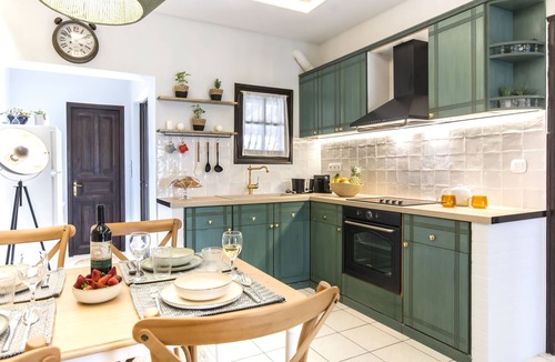 Dafnata Villa | Ideal For Couples, 2 minutes walk from the beach!