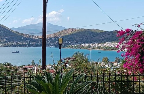 Salamis House | Irida Suite
