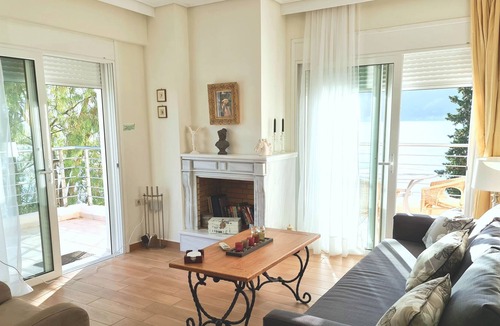 Karavomylos Apartment | IRIS Seafront/unique decoration/sunrise - long sunsets/10m from water