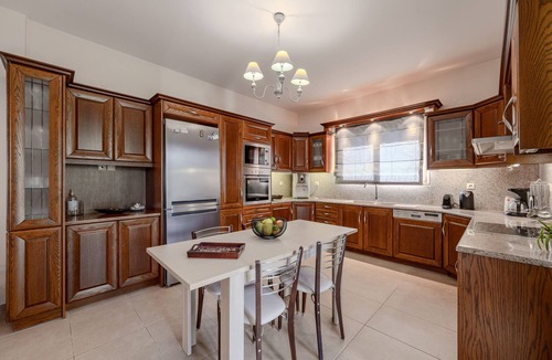 Prines Villa | Iris villa for 8, pool, near taverns & mini markets