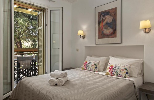Paleopolis House | Iro Suites