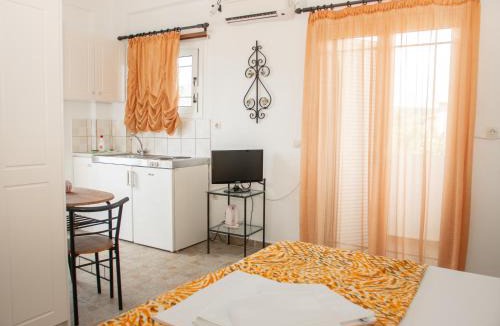 Ag. Georgios Apartment | Iron House