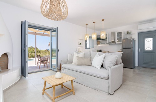 Naxos Town Villa | Isalos Villas with private pool