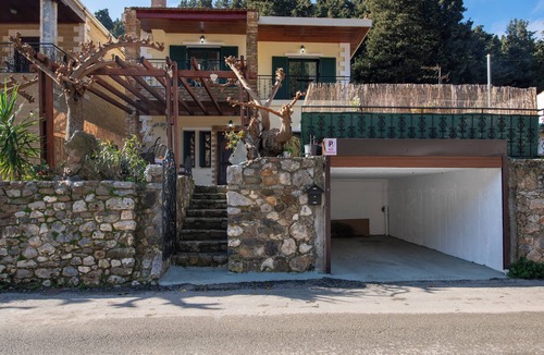 Theriso Villa | Jacuzzi Villa Nena