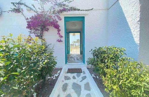 Messini House | Juan Unique Cycladic Beachfront Cottage - Private garden