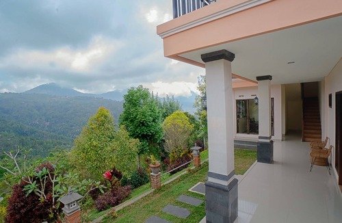 Gobleg House | Junior Suite w/Garden View in Munduk