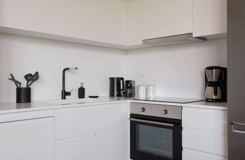 Kinosargous Apartment | Kalypso, Urban APT w/Unique Views of Acropolis!
