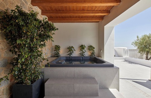 Pyrgos Villa | Kamini, One bedroom ultra luxury Villa with pool and views