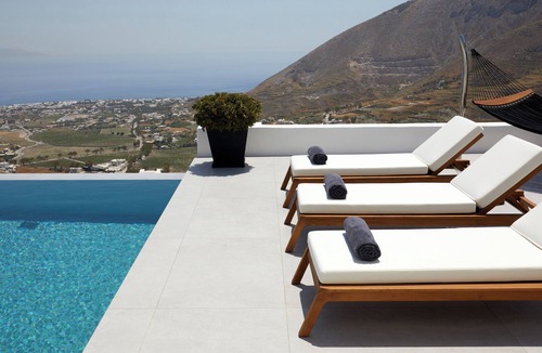 Pyrgos Villa | Kamini, One bedroom ultra luxury Villa with pool and views