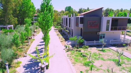 Mbrostar-Urë Hotel | Kavalona Park