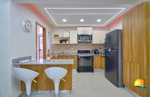 Punal Apartment | King Size Penthouse| Rooftop Jacuzzi| Pool Table| BBQ| 7 min Airport
