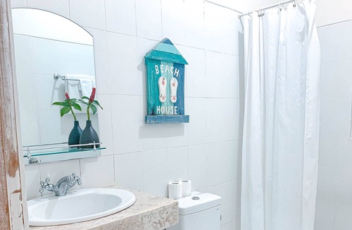 Tanjungbenoa Bed & Breakfast | King Bedroom with Sea View Terrace