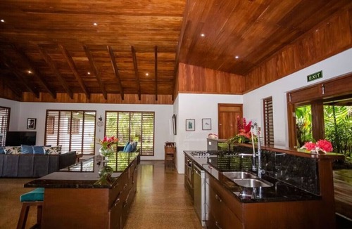 Tagaqe Villa | Kula Kai Villa - sleeps 15 <>