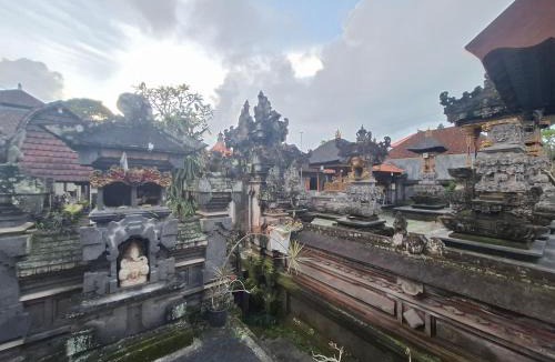 Kedewatan House | Kumpi guest house