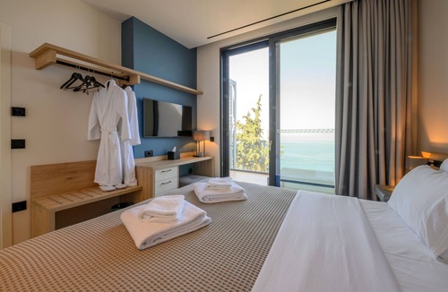 Lefktron Hotel | KYMA Deluxe Two Bedroom Suite, Mani Suites