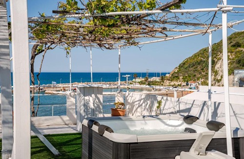 Kalyves Apartment | Kyma Haven Beachfront with Rooftop Jacuzzi