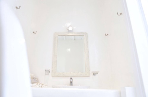 Agios Stefanos House | La Maison Blanche