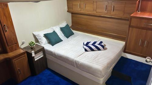 Tanjungbenoa Boat Rental | La Merry Yacht cruise