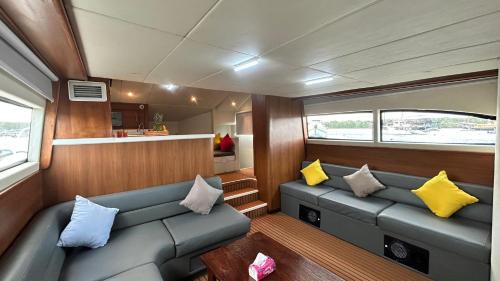 Tanjungbenoa Boat Rental | La Merry Yacht cruise