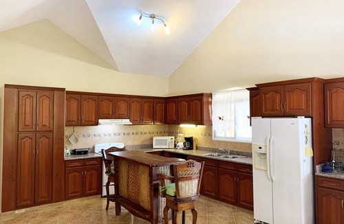 Urbanizacion Tavarez Villa | Large 5-bedroom guest-friendly villa in downtown Sosua, cable TV/Wi-Fi/pool