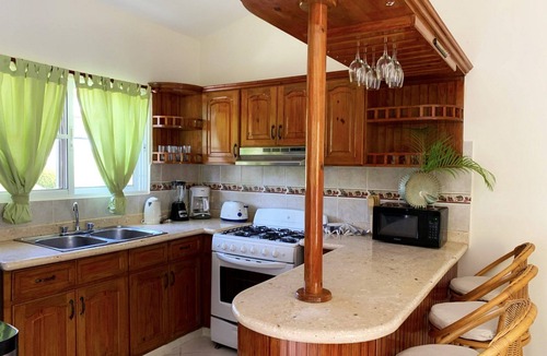 Urbanizacion Tavarez Villa | Large 5-bedroom guest-friendly villa in downtown Sosua, cable TV/Wi-Fi/pool