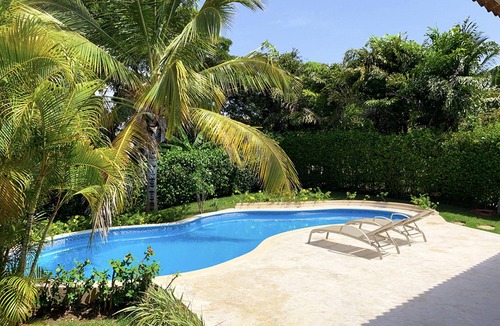 Urbanizacion Tavarez Villa | Large 5-bedroom guest-friendly villa in downtown Sosua, cable TV/Wi-Fi/pool