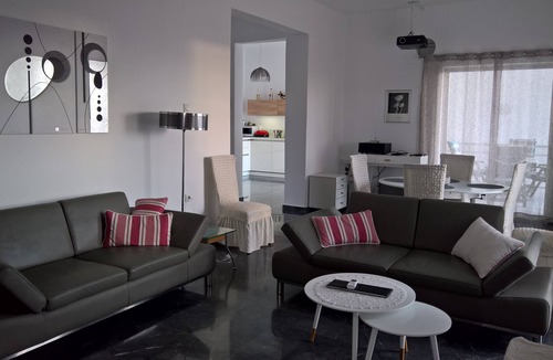 Mikri Mantineia House | Large, fully equipped HiTec vacation apartment close to the beach