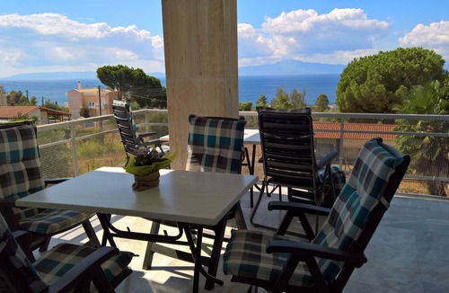 Mikri Mantineia House | Large, fully equipped HiTec vacation apartment close to the beach