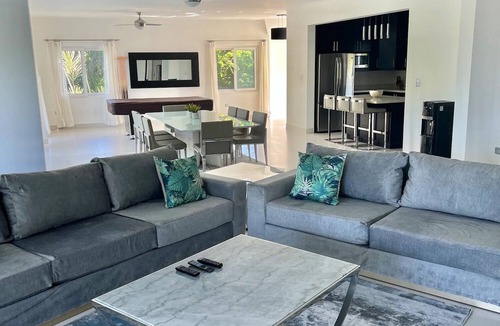Urbanizacion Tavarez Villa | Large guest-friendly luxury party villa in downtown Sosua!