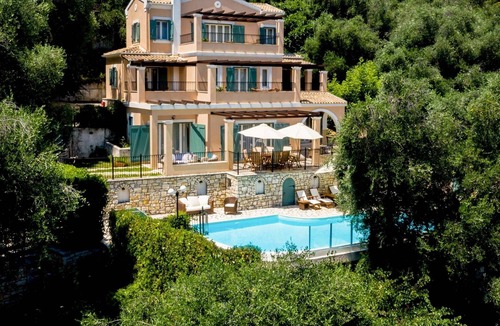 Gimari Villa | Large villa, games room, short drive to 2 villages