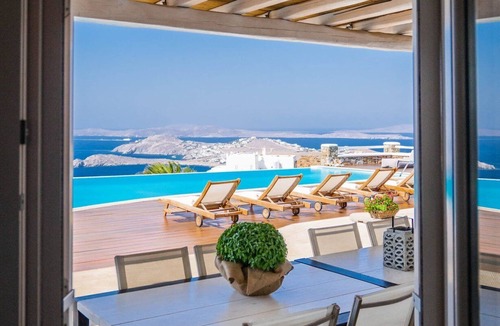Psarou Villa | Lavish Mykonos Villa | Villa Kallisti | 5 Bedrooms | Sleeps 11 Guests
