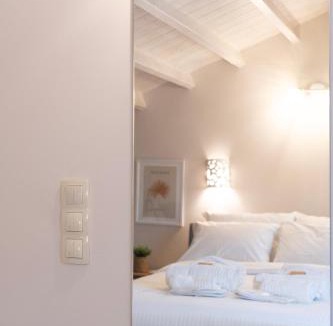Stomio Apartment | Leaves & Waves