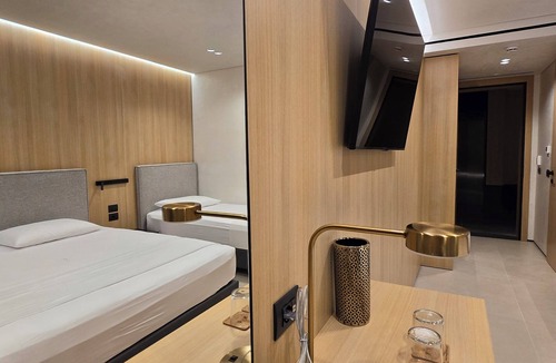Qender Hotel | Lion Gate Hotel