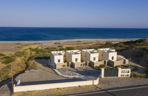 Lahania House | Live by the sea at House Almyra