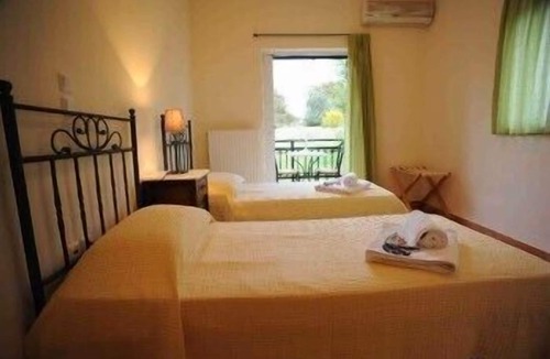 Bouzaiika House | Long View Resort & Spa Rooms & Apartments