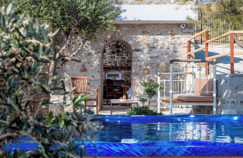 Vizari Apartment | Lotzetta Giannios Suite with Hot Tub by Estia