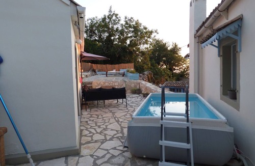 Petaleia Apartment | Lovely Studio in Strinilas with its own pool