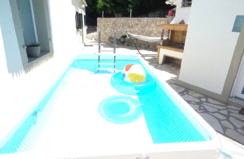 Petaleia Apartment | Lovely Studio in Strinilas With its own Pool