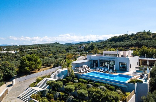 Platanias Town Villa | Lux Villa 600mt to beach★Gym & Basketball ★Heated pool★100 mt to Taverna