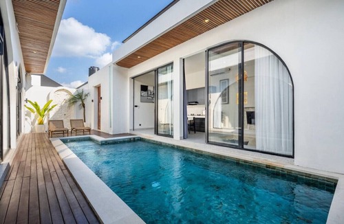 Munggu Villa | Luxe Private Pool Villa Santisya 4, 4min-beach by Orivista
