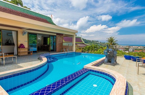Kata House | Luxuriöse Villa, Personal, privater Koch, Meerblick by Interhome