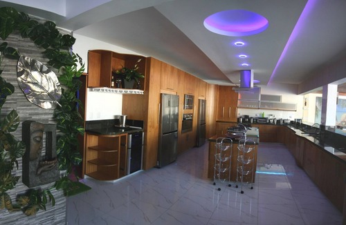Villas Ana Maria Villa | Luxury 30BD Party Complex, guest-friendly, steps from Clubs/Beaches!