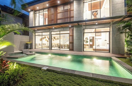 Kuta Selatan Villa | Luxury 5-Bedroom Villa in Canggu, Walk to the Beach