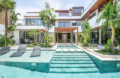 Berawa Villa | Luxury 5BR Villa, 200m to Brawah's Beach Bliss