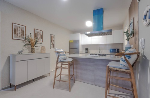 El Soco Apartment | Luxury Beach Apt | Walk to Beach + Pool & Jacuzzi