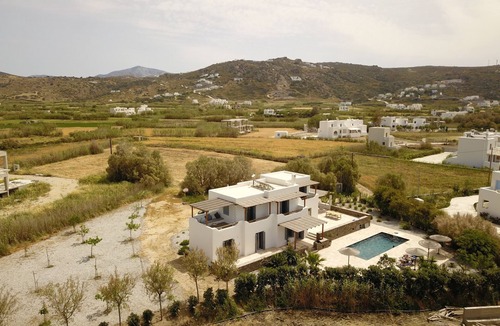 Plaka Villa | Luxury beachfront villa in Naxos for 14 people or kite surfers