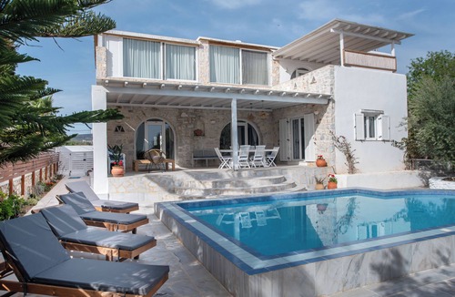 Aliki House | Luxury Cycladic Cave Villa: Private Pool, Jacuzzi & Garden Oasis